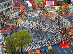 Dużo kolorów i słynny pomnik. To najbardziej zatłoczone przejście na świecie