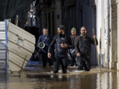 Wybory w deszczowej Portugali: głosujący musieli przypłynąć do urn łodziami