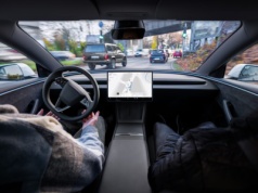 Możliwość przejażdżki z Tesla FSD idzie w kierunku Polski. Od stycznia Węgry, od lutego Czechy