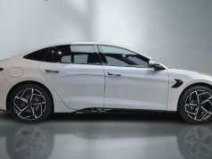 531 KM i 3,8 s do setki. Przeceniona do 203 560 zł limuzyna BYD daje, co może