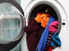 Tych rzeczy nigdy nie wrzucaj razem do pralki. W ten sposób tylko je zniszczysz