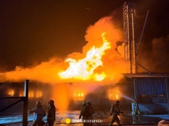 Groźny pożar koło Słupcy. Płonie magazyn ze zbożem