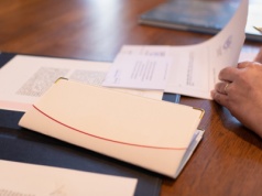 Ta teczka może uratować rodzinę przed chaosem. Tak oszczędzisz bliskim problemów