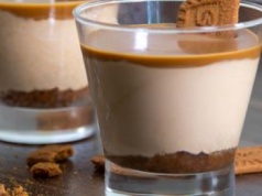 Biorę płatki owsiane, jogurt i ciasteczka. Po chwili mam przepyszne śniadanie