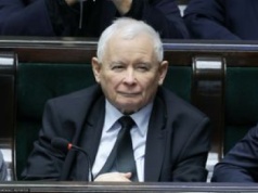 Kaczyński zajmuje się partią z domu. "Już musi gasić pożary"