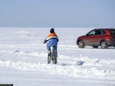 To nie fotomontaż. Estończycy otworzyli drogę na zamarzniętym Bałtyku
