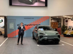 Porsche Cayenne Electric na żywo w nowym salonie marki. 1156 KM i osiągi supersamochodu w SUV-ie