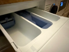 Twoje pranie znów jest szare? Ta mała klapka w pralce decyduje o wszystkim