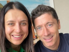 Lewandowski zapozował w ramionach siostry. Niewielu wie, czym zajmuje się Milena