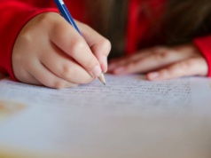 Koniec z klawiaturą. Szkoły wracają do pisma ręcznego, to konieczne