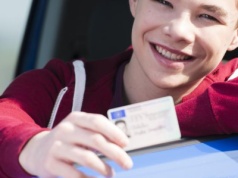 Młody kierowca 2026 – jak zdobyć prawo jazdy w wieku 17 lat? Kompletny przewodnik