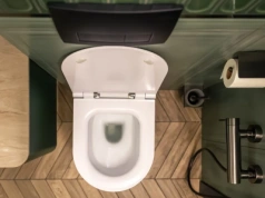 Wlej pół szklanki do toalety przed snem. Rano zator znika sam – będziesz w szoku