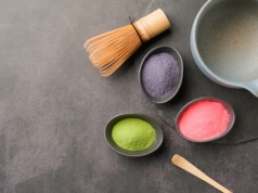 Niebieska i różowa matcha – jak smakuje kolorowa matcha i jak ją przygotować?