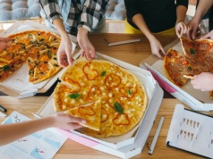 Najzdrowsza pizza. Możesz jeść ją, kiedy chcesz. Zobacz, ile kalorii ma to włoskie danie i jak zrobić je w pysznej wersji light