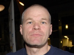 Najgorszy reżyser w historii powraca do korzeni. "Widzowie proszą"