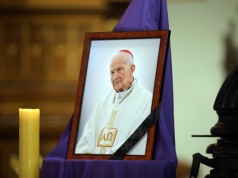 Olsztyn. Biskup Julian Wojtkowski spoczął w konkatedrze św. Jakuba. "Był wzorem"