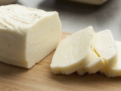 Seniorzy powinni zajadać się tym serem. Ma niemal tyle białka co mięso!