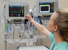 12 910 zł zł dla lekarzy, 11 485 zł dla pielęgniarek. 1 lipca podwyżki medyków