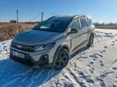 Test: nowa Dacia Jogger 1.8 Full Hybrid 155 KM oczami Marka i Mariusza. Dwóch kierowców, dwa skrajne spojrzenia