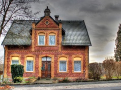 Ocieplanie takiego domu może być kosztownym błędem. Polacy robią to jednak masowo