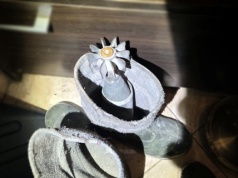 Znalazł pocisk moździerzowy i chciał z niego zrobić ozdobę