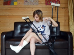 Poślizgnąłeś się i złamałeś nogę w drodze do pracy? Możesz otrzymać 100 proc. zasiłku chorobowego