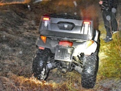 Czterech nastolatków jednym quadem uciekało przed policją. Staranowali radiowóz