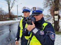 Brawurowa jazda w zimowych warunkach. 21-letni kierowca stracił prawo jazdy