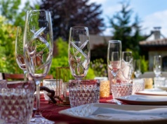 Efektowne przyjęcie przy skromnym budżecie. Na czym oszczędzać, a w co zainwestować?