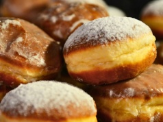 Kiedyś były słoną przekąską? Tego możesz nie wiedzieć o pączkach