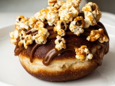 Zmączeni zamknęli w pączku sernik baskijski. Na górze karmel, ale w jakiej odsłonie!