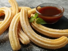 Hitowych churrosów nie smażę w głębokim tłuszczu. Do maczania robię słodki i zdrowy sosik