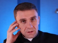 Znany ksiądz znika z internetu. Kuria podjęła decyzję w sprawie jego zachowania wobec kobiety