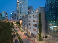 Perełka modernizmu odzyskuje blask. Jak zmienia się kamienica przy Grzybowskiej 73