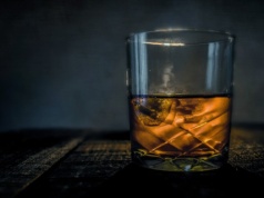 Rynek alkoholi mocnych spadł o 6,5% w 2025, niepokoi chaos regulacyjny