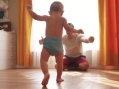 Coraz więcej ojców bierze urlop rodzicielski. ZUS pokazuje zmianę trendu