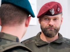 Stracił rękę na wojnie, dziś gra w „M jak miłość”. Poruszająca historia Tomasza Rożniatowskiego