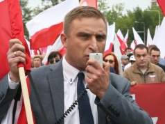 Robert Bąkiewicz z zarzutami za wypowiedzi o "wyrywaniu chwastów" na wiecu PiS, grożą mu 3 lata więzienia