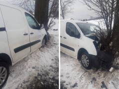 54-latek uderzył w drzewo między Dobrym Miastem a Praslitami