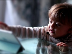 Zakaz ekranów w przedszkolach wywołał burzę. Tym razem oberwało się rodzicom