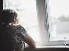 "Człowiek staje się coraz bardziej przezroczysty". Seniorzy boją się, że umrą i nikt się nie zorientuje