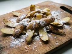 Zardzewiała patelnia wróciła do życia. Wystarczyło to, co zwykle trafia do kosza