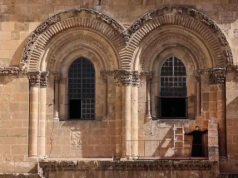 Żydzi plują przy wejściu do ormiańskiej świątyni w Jerozolimie