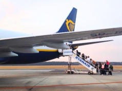 Ryanair ostrzega pasażerów. Tych ubrań lepiej nie zakładać na pokład