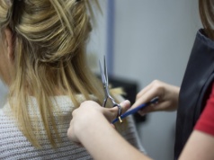 Polki mówią "TAK" dla cięcia "polly cut". Odmładza twarz, a włosy zyskują objętość