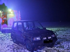 Nocny wypadek pod Pniewami: auto dachowało, ranny kierowca, akcja ratunkowa