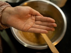 Gdzie wyrzucić przeterminowane przyprawy? W sortowniach łapią się za głowy