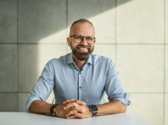 Świat bez barier: czy technologia pozwoli nam wreszcie mówić jednym głosem?