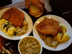 To nie są zwykłe schabowe. Kotlety po mazursku kryją niespodziankę