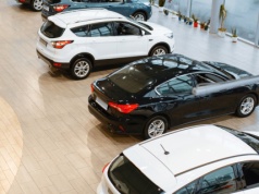 Na polskich placach zalega nawet 100 tys. nowych samochodów. Rabaty mogą nas zaskoczyć. Kto zjedzie najniżej?